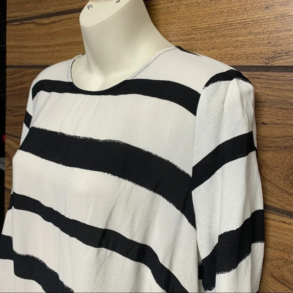H&M size 14 back/cream striped top perfect for vacation or casual wear - Picture 2 of 9